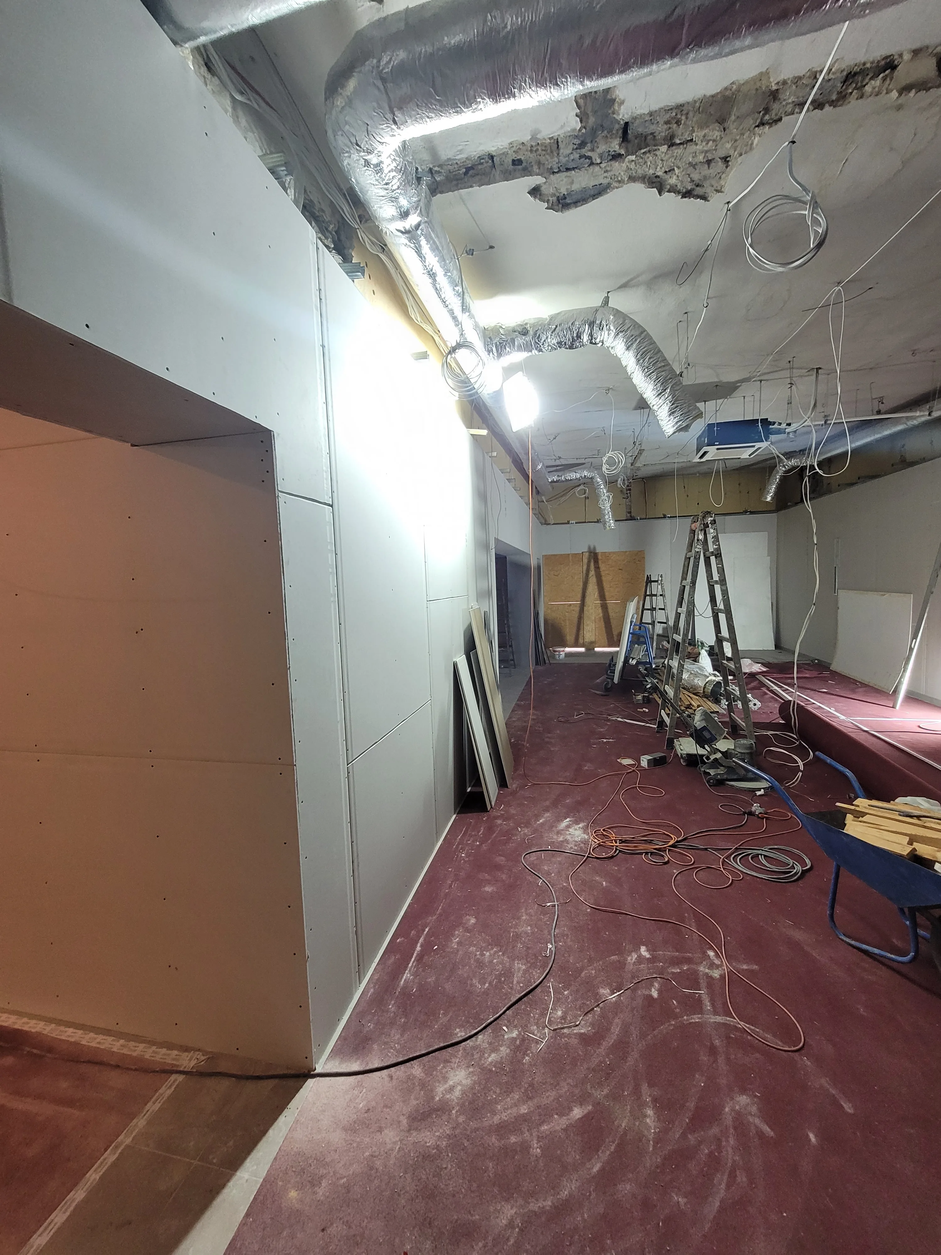 Wykończenie wnętrza z zabudową z płyt gipsowo-kartonowych i instalacjami HVAC