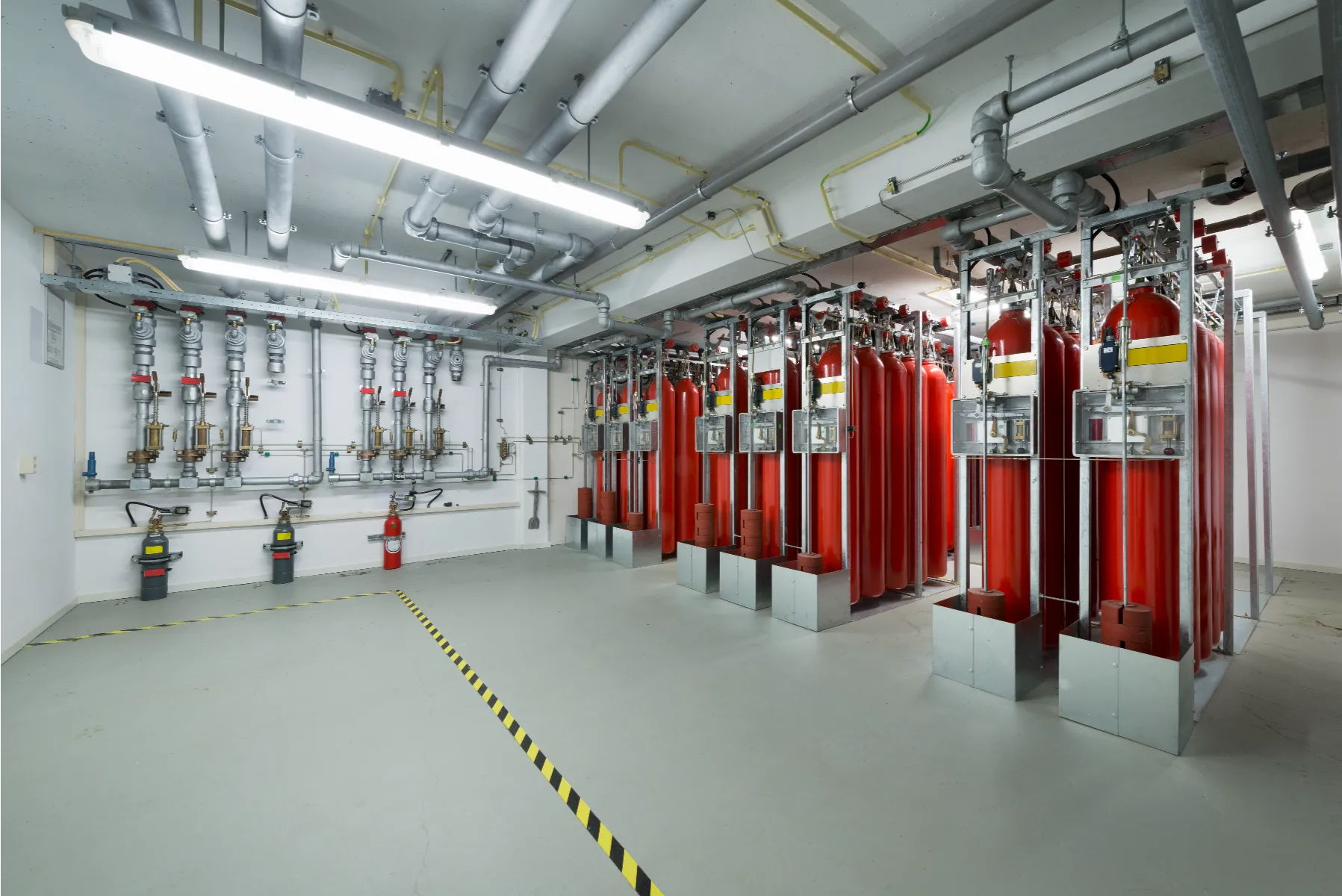Instalacja systemu PPOŻ z czerwonymi zbiornikami gaśniczymi i rurami technologicznymi