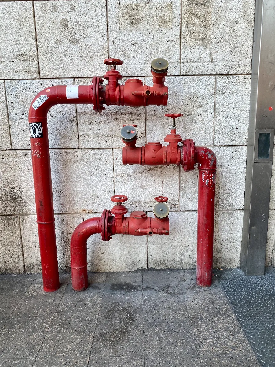 Instalacje PPOŻ w budynku - widoczne czerwone zawory hydrantowe na ścianie