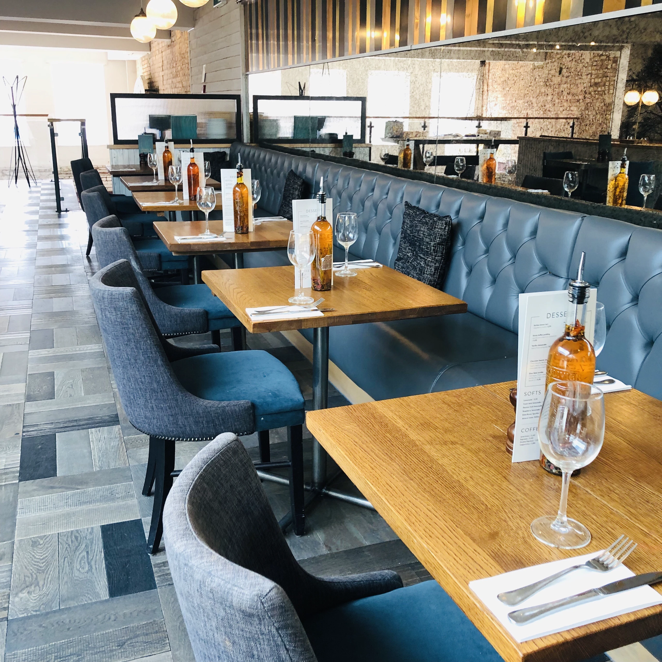 Eleganckie wnętrze restauracji z wykończeniem podłogi drewnianej i komfortowymi siedzeniami