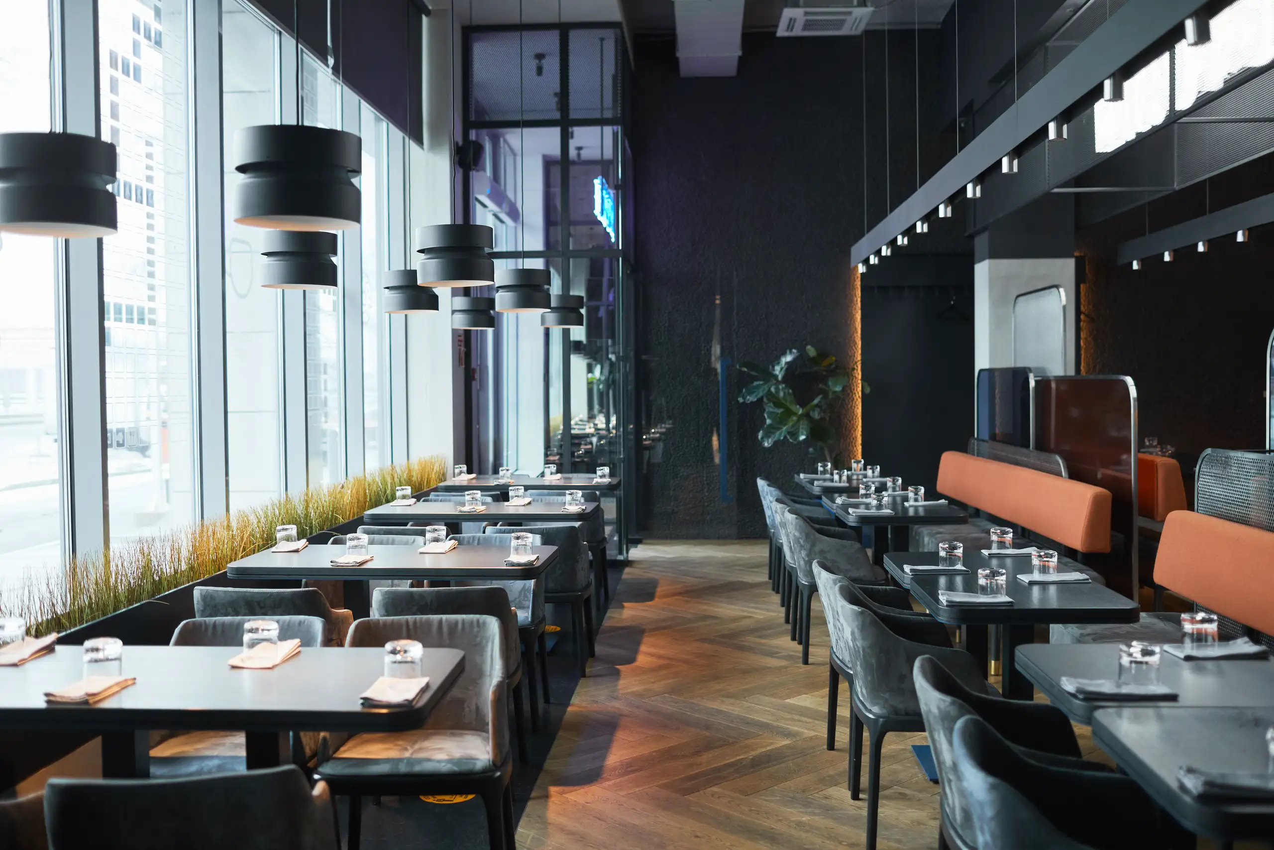 Elegancka restauracja z drewnianą podłogą i nowoczesnymi meblami w stylu minimalistycznym